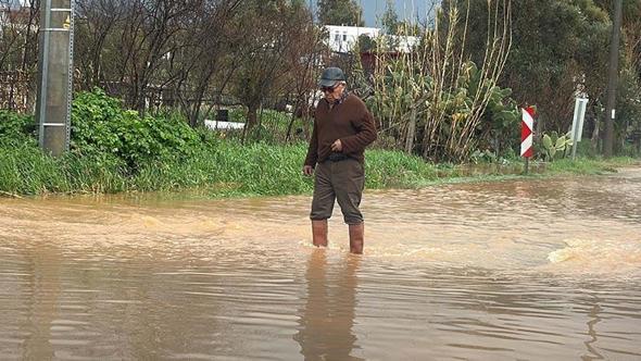 Bodrum'da sağanak; yollar trafiğe kapandı, iş yerlerini su bastı