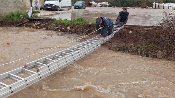 Sağanak sonrası mahsur kalan 2 kişi ekipler tarafından kurtarıldı