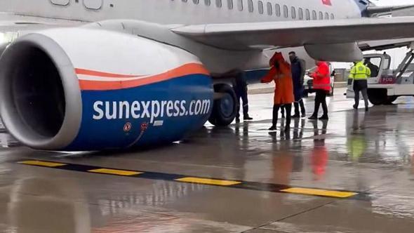 Kalkışa hazırlanan uçağın iniş takımları kırıldı