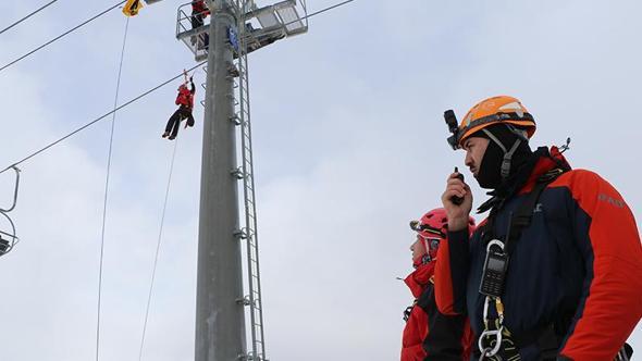 Van’da 150 kişilik ekiple gerçeği aratmayan 'çığ tatbikatı'