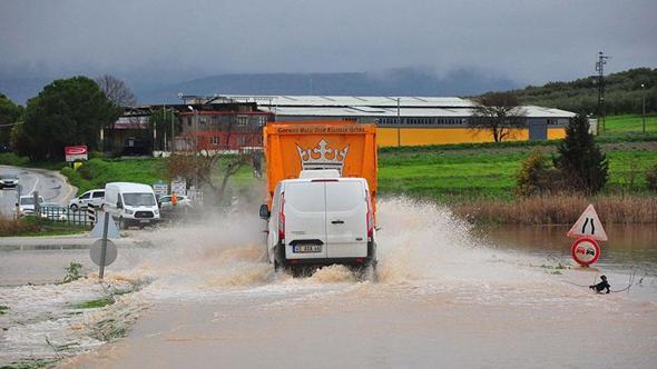 Manisa'da çay taştı; 20 mahalleyi şehir merkezine bağlayan köprü, su altında kaldı