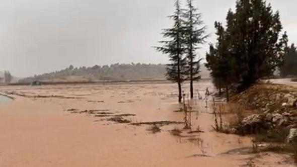 Mersin'de sağanak ve fırtına hayatı olumsuz etkiledi