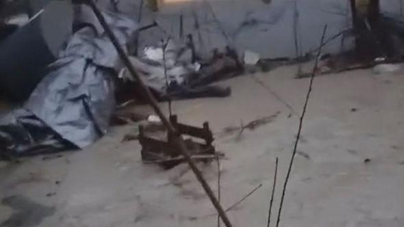 Hatay'da sağanak; dere taştı, evi ve ahırı su bastı