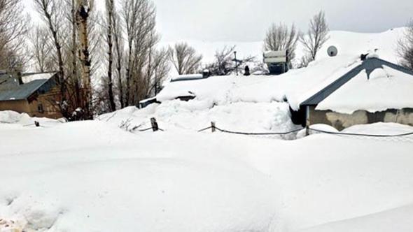 Van’da 76 yerleşim yerinin yolu kapandı; kırsal mahallede evler kara gömüldü