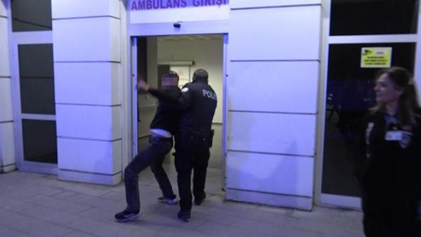 Bıçaklı kavgada yaralandı, hastanede sedyeden atlayıp basın mensuplarına saldırdı