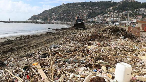 Alanya'da sağanağın ardından sahil atıkla doldu