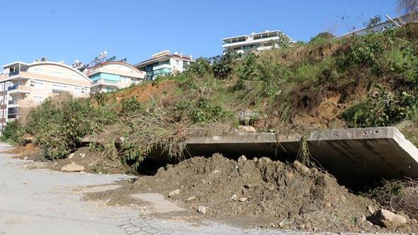 Alanya'da toprak kayması kamerada