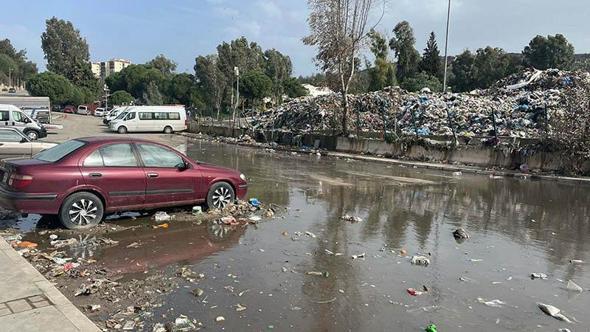 Buca'da şantiyedeki çöpler sağanak yağmurda yola sürüklendi