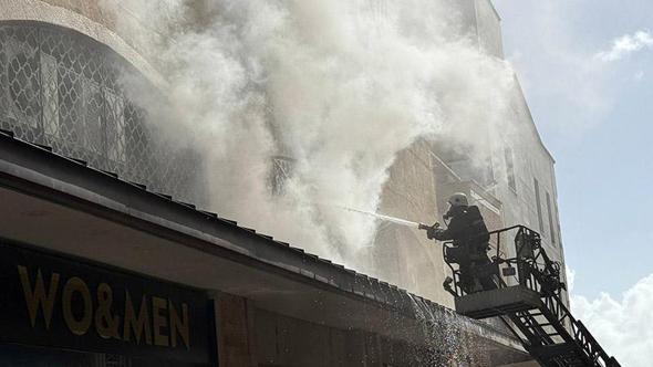 Alışveriş merkezinde çıkan yangın, söndürüldü