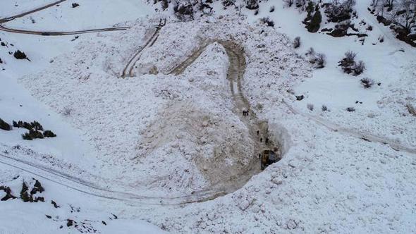 Çatak’ta çığın kapattığı mezra yolu 13 gün sonra açıldı