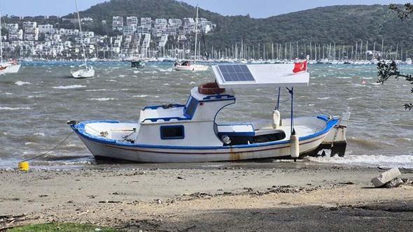 SAHİL KENARINDAKİ KARAVANLAR SULAR ALTINDA KALDI Bodrum’da fırtına etkili oldu ağaçlar devrildi, tekne karaya oturdu