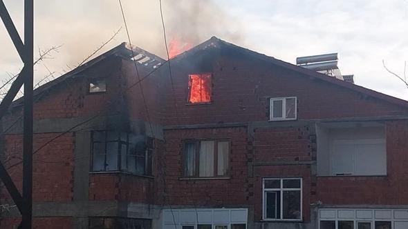 6 katlı binanın çatı katında yangın