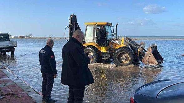 Enez'de deniz taştı; belediye ekipleri çalışma başlattı