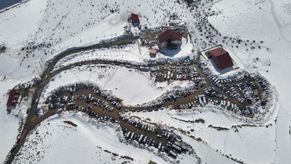 Hesarek Kayak Merkezi'nde 'pazar' yoÄŸunluÄŸu; kuyruklar oluÅŸtu