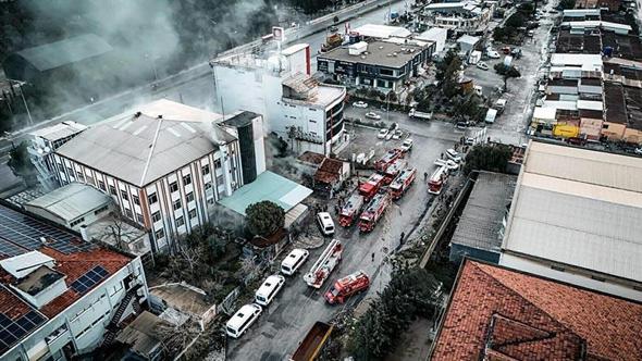 Bornova'da ayakkabı fabrikasında yangın; üst kattakileri itfaiye kurtardı
