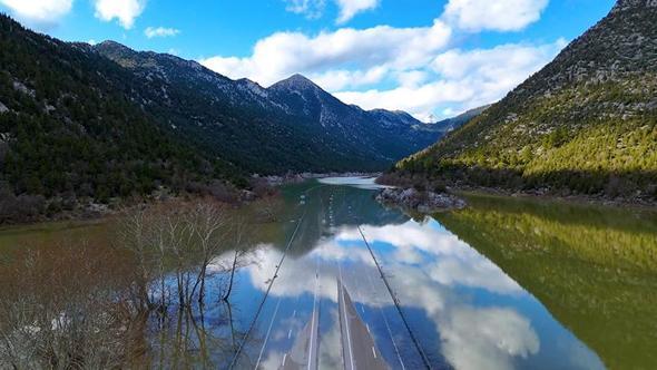 Yağmur suyu ile dolan Antalya- Konya yolu, ulaşıma kapandı