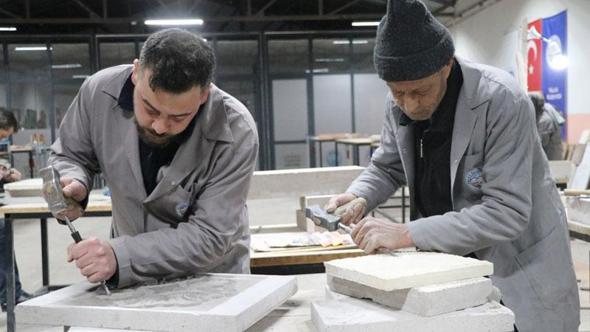 Baba-oğul, tarihi Rum Yetimhanesi'nin bahçesinde kurulan atölyede taşa şekil veriyor
