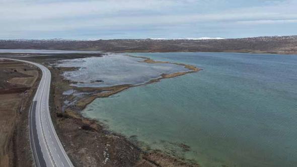 Eriyen kar suları nedeniyle Tödürge Gölü taştı