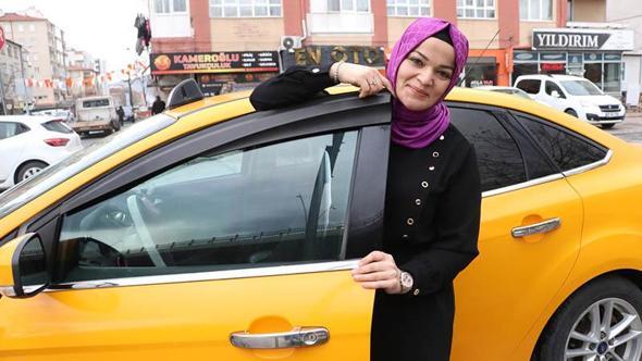 Şoförleri ayrılınca durakta eşine yardım için direksiyona geçen Nuriye, 10 yıldır taksicilik yapıyor