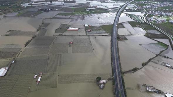Gediz Nehir taştı; su altında kalan ova dronla görüntülendi