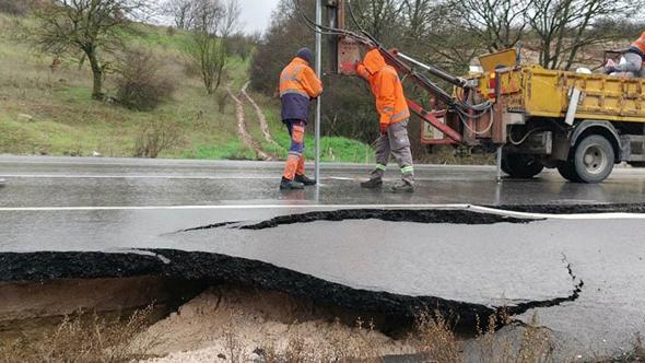 Balıkesir'de asfalt yol, sağanak sonrası çöktü