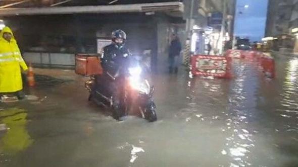 İzmir’de sağanak; cadde ve sokaklar göle döndü, sürücüler zor anlar yaşadı