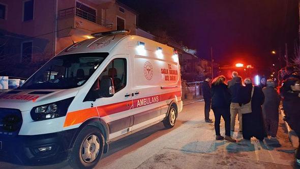 Çatı katında çıkan yangın bitişikteki binaya sıçradı: 3 kişi dumandan etkilendi