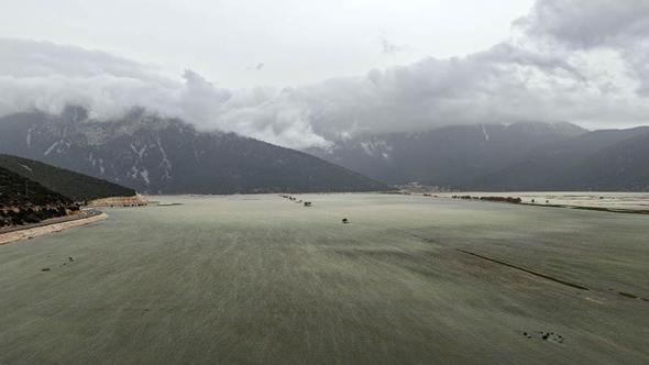 Hayvanların otladığı Avlan Gölü'nde su sevinci