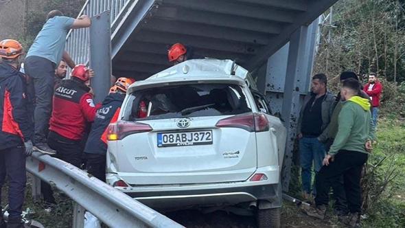 Otomobil, bariyere ve üst geçidin ayağına çarptı; sürücü öldü, babası yaralı