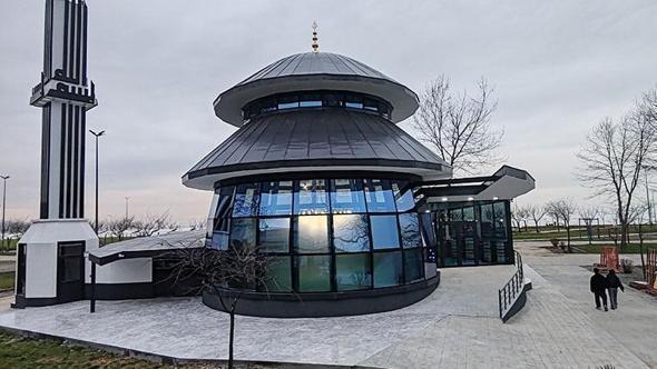 Denize nazır 'camlı cami' ilk teravihle açılıyor
