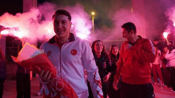 Avrupa şampiyonuna, minik sporculardan coşkulu karşılama