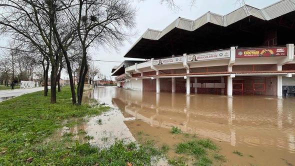 Edirne'de nehirlerin debisi arttı, 'turuncu alarm' verildi; Sarayiçi'ni su bastı