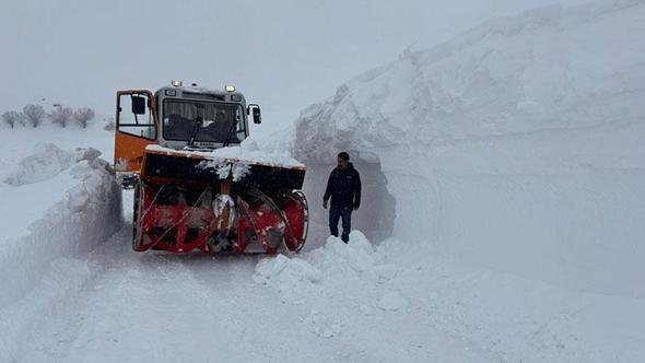 Tunceli’de 3 metreyi aşan karla zorlu mücadele dronla görüntülendi