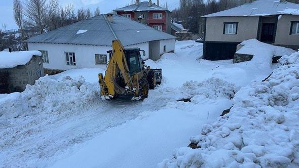 Başkale'de kar yağışı etkili oldu