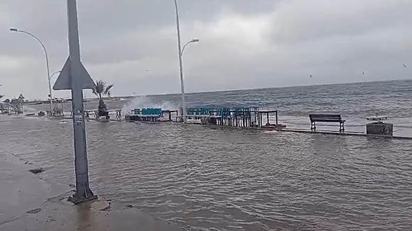 Gemlik'te deniz ile kara birleşti