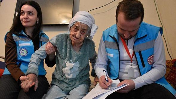 Bitlis'te 101 yaşındaki kadına evde sağlık hizmeti