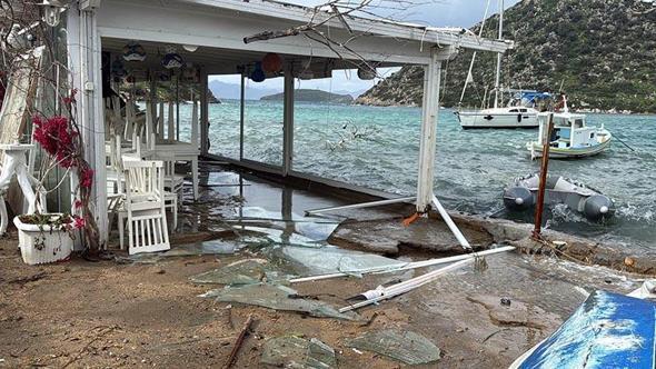 Bodrum'da fırtına; , deniz taştı, işletmelerin camları kırıldı