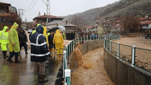Kayseri'de sel; yolar çöktü, ev ve iş yerlerini su bastı