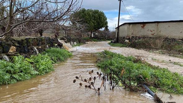 Manisa'da dereler taştı; tarım arazileri su altında kaldı