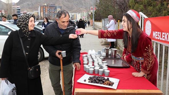 ‘Hoş geldin Ramazan’ etkinliğinde hurma ve şerbet ikramı