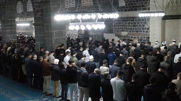 Diyarbakır'da ramazan ayının ilk teravih namazı kılındı