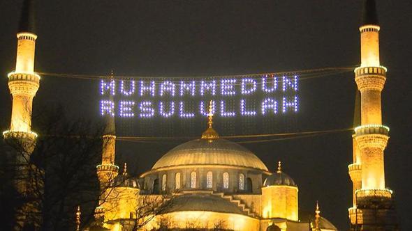 İstanbul'da ilk teravih namazı kılındı; mahyalar yakıldı