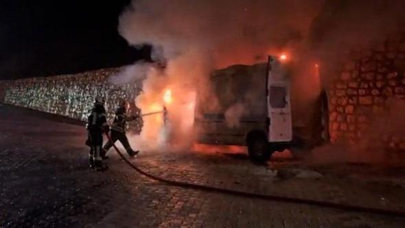 Amasya’da hasta nakil aracı alev aldı: Yatalak hasta kurtarıldı