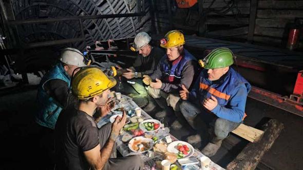 Zonguldak’ta madenciler, yerin metrelerce altında ilk sahurunu yaptı