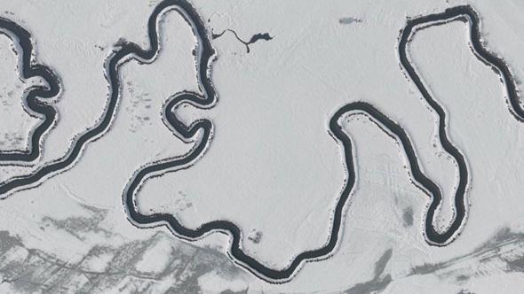 Beyaz örtüyle kaplanan Menderesler, dronla görüntülendi