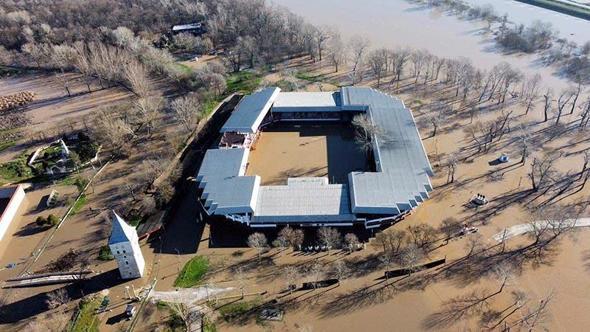 Tunca Nehri'nde 'kırmızı alarm' verildi; Kırkpınar Er Meydanı su altında kaldı
