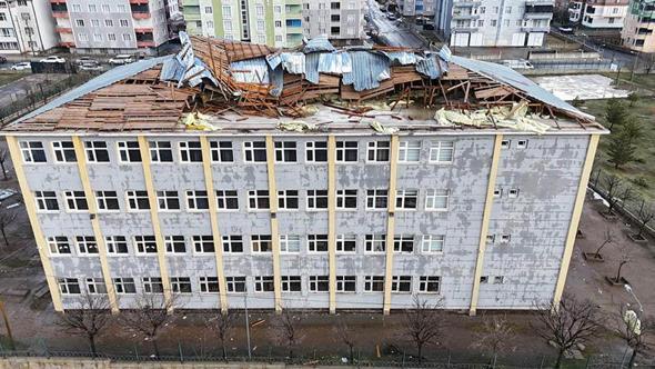 Muş'ta fırtına okulun çatısını uçurdu