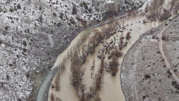 Sivas'ta Yıldız Irmağı taştı; araziler su altında kaldı, mezra yolu kapandı