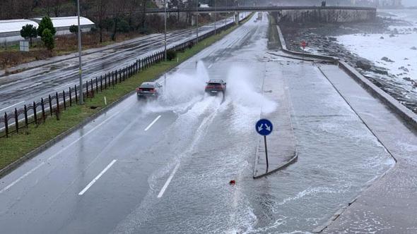 Rize'de dalgalar kayalıkları aşıp sahil yoluna ulaştı