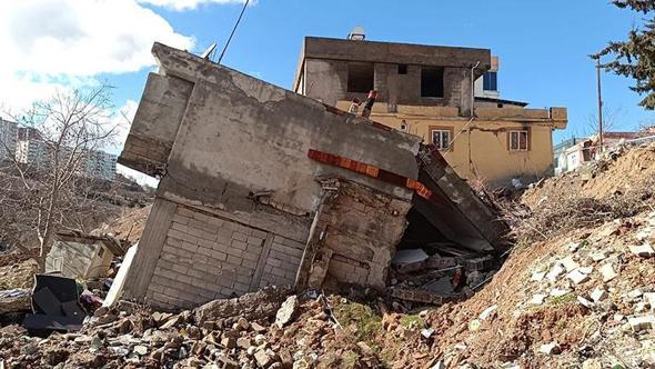 Adıyaman'da 2 katlı bina çöktü